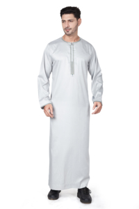 Thobe arabe gris clair de qualité supérieure pour hommes avec col brodé, manches longues, Kandura saoudienne pour les acheteurs du Moyen-Orient et d'Europe - Product Image 2