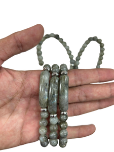 Pulsera de cuentas de labradorita pulida elástica, joyería de cristal de forma libre con temática de amor, piedra semipreciosa para Navidad y bodas - Product Image 1