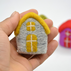 Casas de Fieltro Personalizadas, Adornos Navideños Pequeños Hechos a Mano con Agujas, Decoraciones Navideñas de Lana al por Mayor para Chimenea y Árbol - Product Image 3