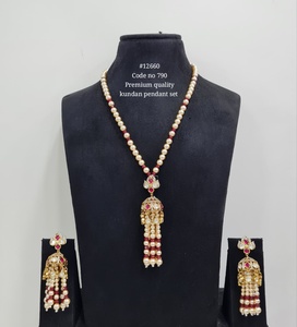 สร้อยคอจี้ทองคำชุบทองคำขาว 12660Kundan พร้อมต่างหูประดับมุกและพู่ห้อยสำหรับผู้หญิงในงานแต่งงาน - Product Image 1