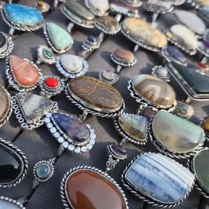 Bague en laiton avec pierres précieuses naturelles pour l'alignement des chakras et le bien-être spirituel, disponible au prix d'usine - Product Image 2