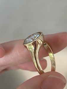 Bague en vermeil avec diamant rond brillant de 2,02 carats cultivé en laboratoire, sertie clos, en or massif 14 carats pour femme, idéale pour les mariages, les promesses ou comme cadeau pour les amoureux. - Product Image 5