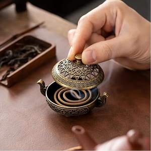 Quemador de incienso tradicional de latón con tapa, quemador de incienso de latón premium para uso en templos, quemador de incienso decorativo de latón para el hogar - Product Image 3