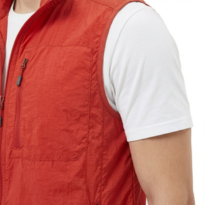 Chaleco cortavientos versátil rojo con cuello alto y cremallera, informal, elegante, de poliéster sostenible, fabricado en Pakistán. - Product Image 3