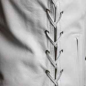 Gilet en cuir blanc de luxe avec logo personnalisé, design original, nouveau style, vêtements de motard, gilet en cuir pour vente en ligne. - Product Image 5