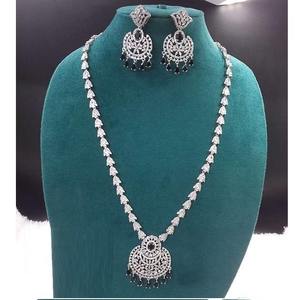 Conjunto de joyería de diamantes americanos ligeros y lujosos, los más vendidos, para un look real diario, disponible para compradores mayoristas de fábrica. - Product Image 3