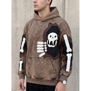 Sweat à capuche oversize marron pour homme avec motif squelette, style streetwear, en molleton avec patch artistique en forme d'os - Product Image 5