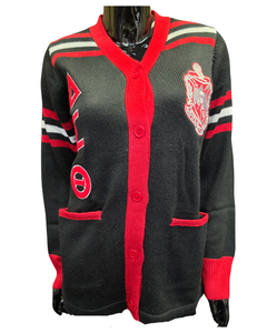 Cardigan brodé avec les initiales de la sororité Gamma Rho, col en V, manches longues, pull en tricot pour femme, rouge et blanc, poches boutonnées sur le devant - Product Image 3
