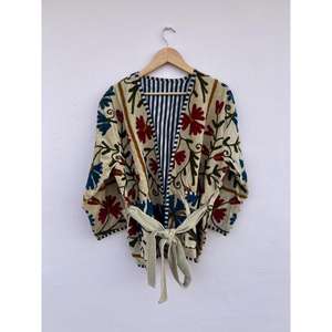 Kimono élégant en velours brodé Suzani, fait main, de haute qualité, longueur genou 3/4, cadeau idéal pour elle, manteau de festival - Product Image 2