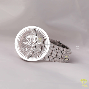 Reloj de diseñador con diamantes de moissanita, con piedras de claridad VVS brillantes, esfera con incrustaciones de baguettes y diseño de lujo. - Product Image 4