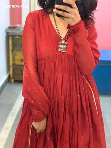 Nuevo conjunto de Kurti-Pant-Dupatta Anarkali rojo con seda Chinon y diseño sólido y preconfeccionado, a precio mayorista, de proveedor de Surat. - Product Image 2