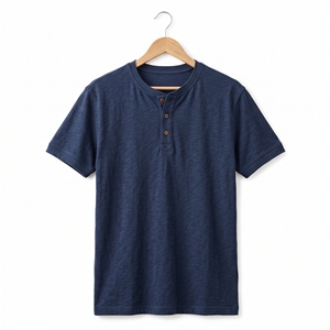 เสื้อเชิ้ตเฮนลีย์ผู้ชายสำหรับฤดูร้อน เนื้อผ้ามีเท็กซ์เจอร์ สไตล์สมาร์ทแคชชวล คอติดกระดุม รับผลิตแบบ OEM ODM ขายส่งจากโรงงาน รับผลิตแบรนด์ส่วนตัว MOQ ต่ำ - Product Image 2