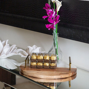 Magnifique plateau de service rond alliant bois naturel et marbre blanc, avec élégantes poignées en métal doré au design moderne, pour servir les aliments. - Product Image 6