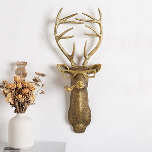 Placa de pared vintage con cabeza de ciervo de latón, con cuernos ornamentados y motivos tradicionales, disponible a precios de mayorista. - Product Image 5