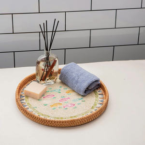 Bandeja Redonda de Ratán con Incrustaciones de Madreperla |   Bandeja de Mosaico Tejida a Mano |   Bandeja Decorativa de Mimbre Lacado para Alimentos - Product Image 2