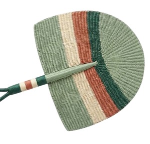 Éventail artisanal en jonc de mer tressé, vert sauge, vert foncé, rouille et beige, écologique, rafraîchissant, à motifs ethniques, décoration estivale - Product Image 4