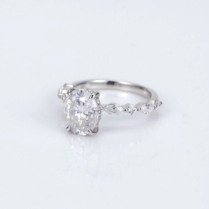 Anillo de compromiso con diamante de corte ovalado y piedras laterales marquise – Anillo de promesa inspirado en motivos florales en oro blanco para ella - Product Image 2