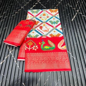 Tela de Seda Dola Suave con Tejido Zari Puro de VASTRA COTTAGE, con Estampado Jacquard Digital Pichwai Kalamkari en Toda la Superficie - Product Image 3