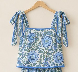 Ensemble deux pièces formel d'été en coton bleu à motif floral avec bretelles à nouer, respirant et écologique (haut et pantalon) - ODM - Product Image 4