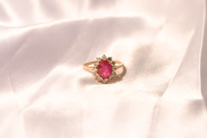 Bague Halo en or jaune massif 18 carats avec rubis rouge naturel et diamants – Bande de pierres précieuses ovales en grappe – Pierre de naissance de luxe pour le mois de juillet - Product Image 6