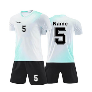 Équipe de sports de plein air portant des uniformes de football personnalisés avec nom et numéro imprimés par sublimation, maillot et short de football. - Product Image 1