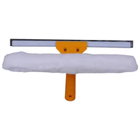 Outil de nettoyage de vitres à poignée orange Poignée en plastique avec grattoir en caoutchouc et tampon de nettoyage blanc flou