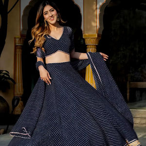 Lehenga Choli de Poliéster Suave con Estampado Leheriya y Borde de Encaje con Cordón Zari, Estilo Bollywood, Largo hasta el Suelo, para Fiestas - Product Image 1