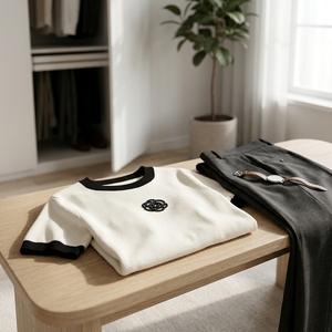 T-shirt en tricot à bordures monochromes pour femme (P8T26201) - Product Image 4