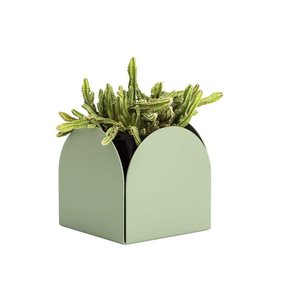 Jardinière en métal fini poudré, avec des détails texturés et des tons élégants, conçue pour compléter les décors sélectionnés et d'inspiration patrimoniale. - Product Image 5
