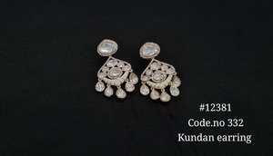 Boucles d'oreilles pendantes Kundan vertes 12381, en laiton plaqué or, motif floral ethnique, pour mariage indien, pour femmes, pour fêtes de mariage - Product Image 5