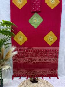 Sari Tradicional Shreeji Fashion con Diseño Bandhani Morado, Butti Amarillo Verde y Borde Bordado en Satén Crepé - Product Image 2