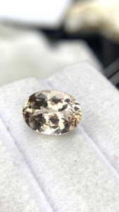 พลอยมอร์แกไนต์ทรงรีธรรมชาติแท้ คุณภาพสีและความเงางามยอดเยี่ยม เบอร์ริลธรรมชาติ 4.05 กะรัต สะอาดระดับ Loupe - Product Image 5