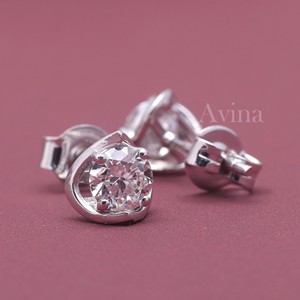 Boucles d'oreilles clous rondes serties de diamants de laboratoire certifiés IGI en or 18 carats |   Boucles d'oreilles minimalistes en diamant - Product Image 4