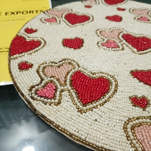Bandeja Redonda con Cuentas, Diseño de Corazones Rojos y Rosas, Plato de Servir Decorativo Reutilizable Tradicional, Vajilla de Lujo para Decoración del Hogar - Product Image 6