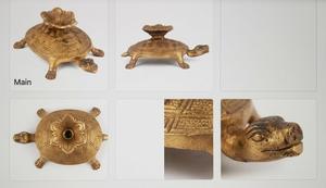เชิงเทียนทองเหลืองเต่าพร้อมดอกไม้ตกแต่งบ้านด้านบน - Product Image 3