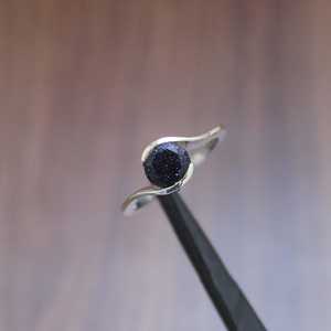 Anillo de piedra arenisca azul, plata de ley S925, joyería hecha a mano, regalo para mujer, elegante anillo con piedra preciosa. - Product Image 2