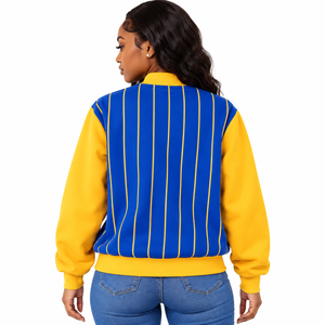 Chaqueta Varsity de Forro Polar Técnico con Rayas Azul Rey y Amarillo para Mujer, con Letras Bordadas en Chenille y Escudo, Cremallera Completa y Ribetes, Estilo Casual - Product Image 4