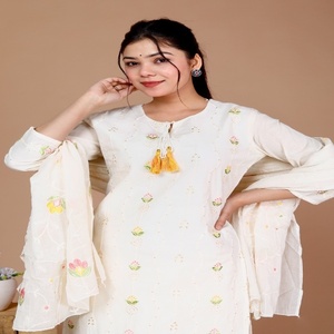 Conjunto de Kurta de Boda Tradicional India/Pakistaní de Algodón Blanco Elegante para Mujer NIYANI, Bordado Floral Delicado, Dupatta Suave - Product Image 4