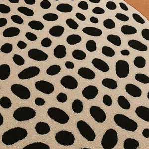 Tapis en laine à formes organiques abstraites, tapis moderne irrégulier, tapis fait main aux tons terreux, tapis noir à pois, tapis design pour chambre et salon - Product Image 2