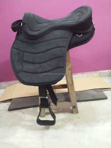 Sillín sin árboles Freemax para montar a caballo Material sintético de alta calidad Calidad de exportación disponible a precio mayorista de la India - Product Image 2