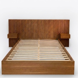 Cadre de lit plateforme en teck massif, style Japandi moderne, lit en bois King/Queen, tête de lit capitonnée, tables de chevet en rotin canné - Product Image 1