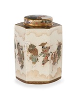 Jarrón de Cerámica Oriental Tradicional con Figuras Pintadas a Mano, Forma Hexagonal Decorativa, Acabado Esmaltado