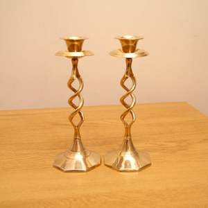 Candelabro de Latón Hecho a Mano de Estilo Vintage, Acabado Antiguo, Textura Rústica, Candelabro de Metal de Primera Calidad para Decoración de Mesa de Salón - Product Image 1