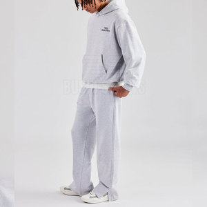 Chándal de corte holgado y cómodo, silueta relajada que ofrece libertad de movimiento y estilo. - Product Image 2