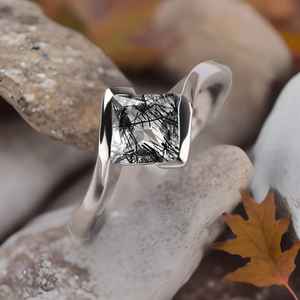 Bague de fiançailles vintage unique en quartz rutilé noir taille princesse, en or rose, avec grappe de pierres taille princesse et design bypass - Product Image 4