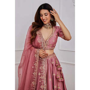 Tenue de mariage de créateur : Lehenga Choli élégant rose-or avec broderies de sequins et de Zari, taille M, idéal pour les fêtes - Product Image 6