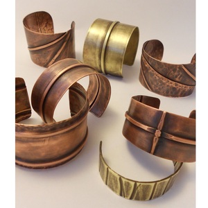 Pulsera Artística de Cobre – Juego de Pulseras de Diseño Abierto y Texturizado para Fiestas y Bodas - Product Image 1