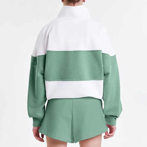 Ensemble deux pièces pour femme avec logo imprimé en relief personnalisé, comprenant un sweat à capuche court et un short en coton coupé-cousu, effet délavé soleil - Product Image 3