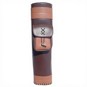 Carcaj de cuero para arco recurvo con bolsillo y correa, color canela - Product Image 1