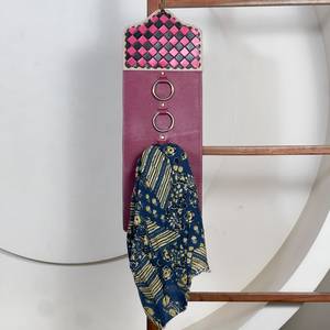 Support mural en cuir véritable à carreaux, style western, pour foulards et chiffons, avec anneaux en laiton, collection Super Septembre 2026 - Product Image 2